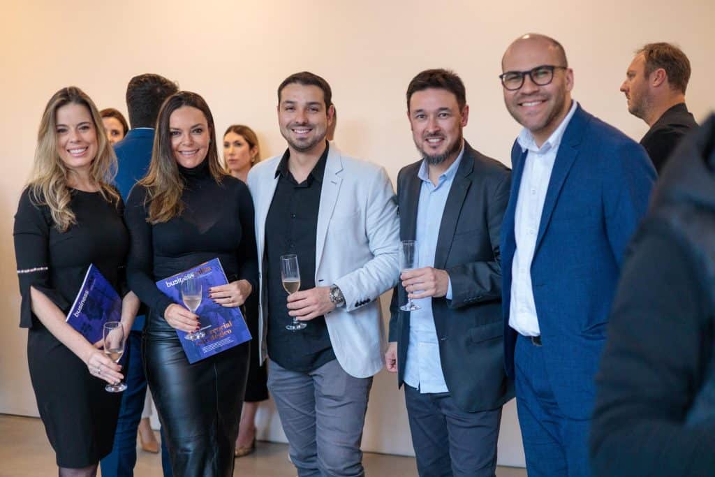 Na foto, da esq. À dir.: Lisandra Ughini, Michelle Pitrez e Leonardo Scherer, da OXY, com Ricardo Lacerda e Leonardo Pujol, sócios da agência República.