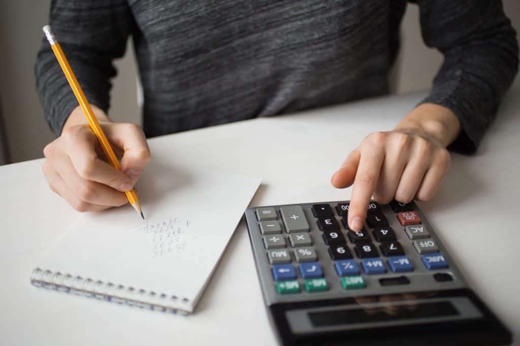 Aprenda como calcular os juros do seu empréstimo, entenda as taxas e custos e descubra quanto você pagará no total.