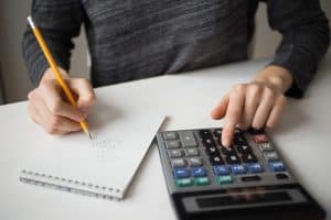 Aprenda como calcular os juros do seu empréstimo, entenda as taxas e custos e descubra quanto você pagará no total.