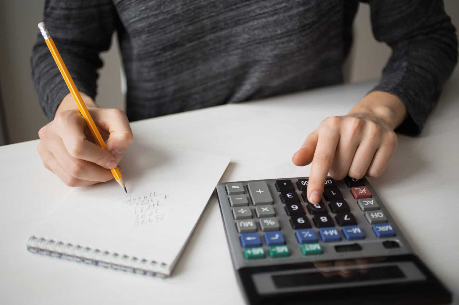 Aprenda como calcular os juros do seu empréstimo, entenda as taxas e custos e descubra quanto você pagará no total.
